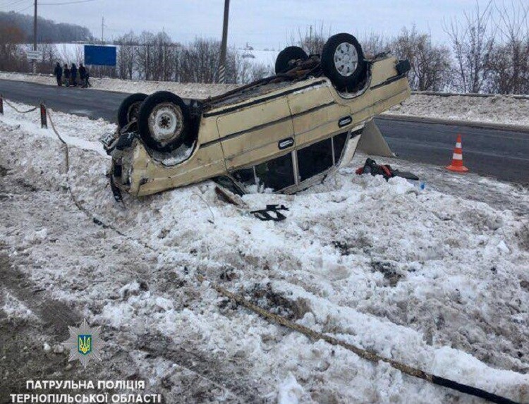Аварія на Тернопільщині: автомобіль перекинувся на дах (ФОТО)