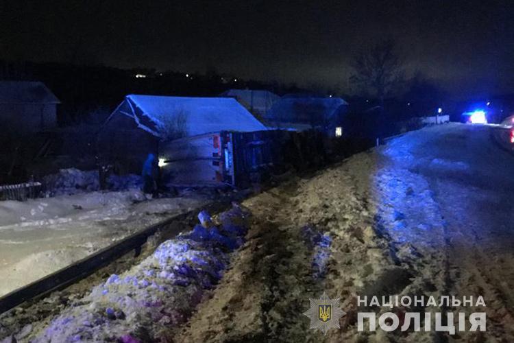 Смертельна аварія на Теребовлянщині: поліція з’ясовує, чому перекинулася вантажівка (ФОТО)