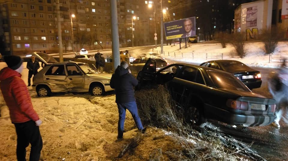 У Тернополі ДТП на кільці: від удару автомобіль викинуло з дороги (ФОТО)