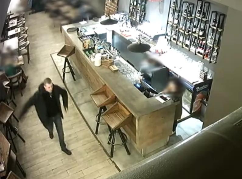 У Тернополі в кафе злодій з кишені відвідувача витягнув готівку. Проводиться розшук (ВІДЕО)