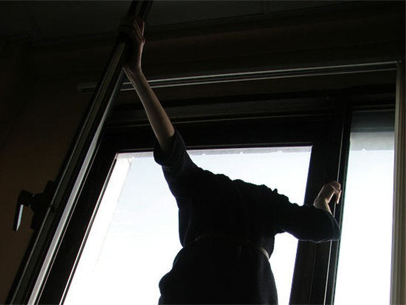 На Тернопільщині неповнолітня випала з балкону