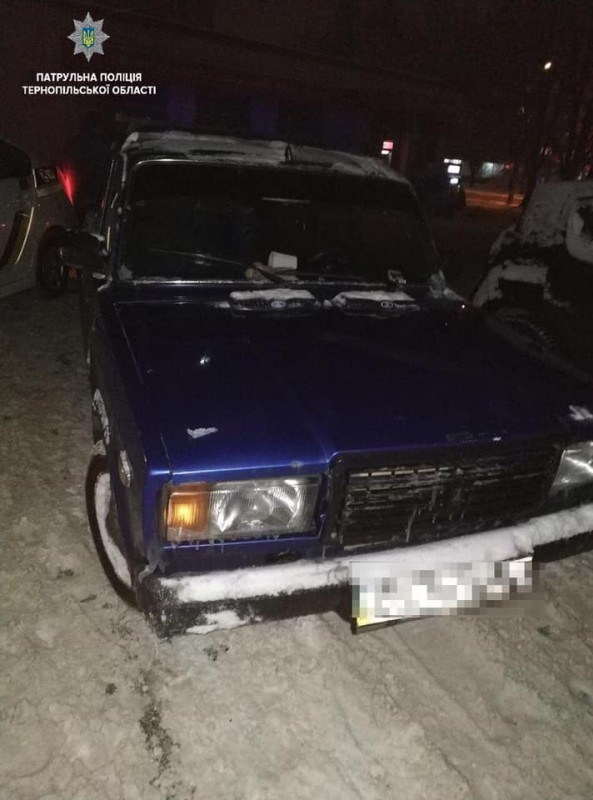 У Тернополі п’яний водій кинув у поліцейське авто хабар (ФОТО)