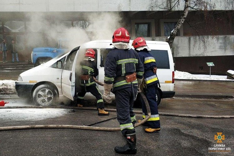 Пожежа автомобіля на Площі Героїв Євромайдану. Є фото