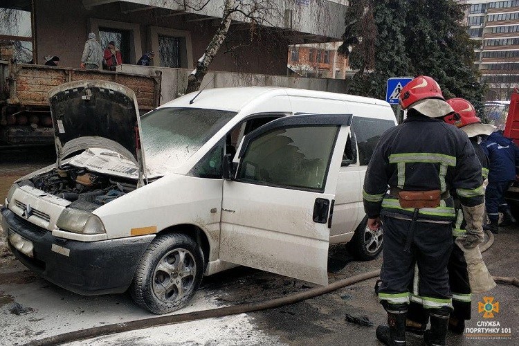Пожежа автомобіля на Площі Героїв Євромайдану. Є фото