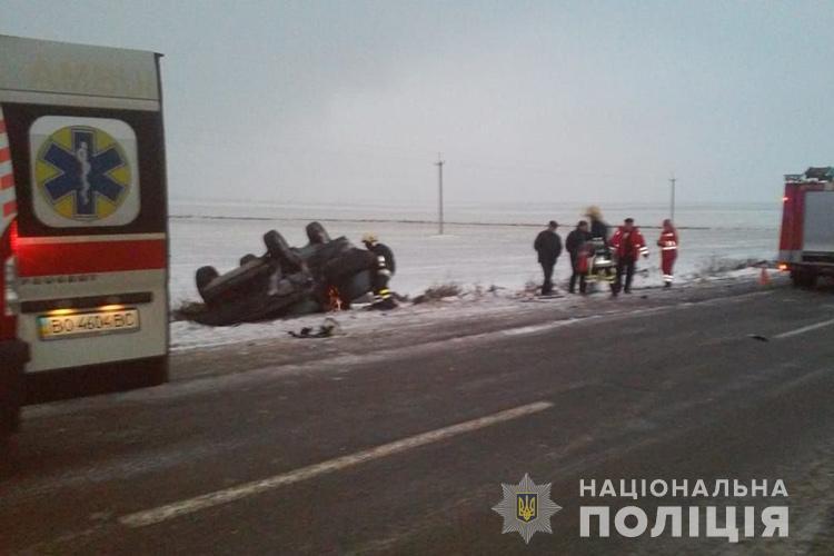 На дорозі Тернопіль-Франківськ жахлива аварія: зіткнулися фура і легківка, водій і дитина загинули (ФОТО)