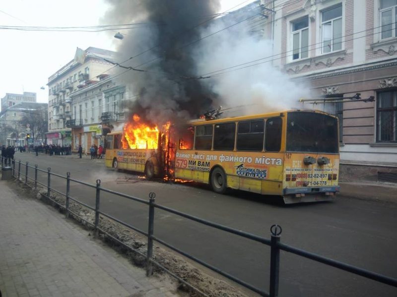 У Тернополі спалахнув тролейбус: десятки людей спостерігають за пожежею (ФОТО)