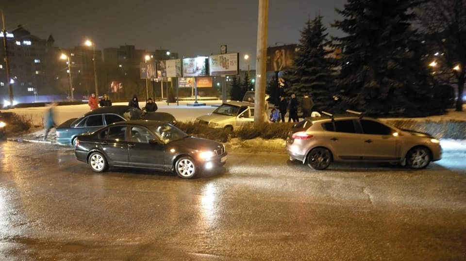 У Тернополі ДТП на кільці: від удару автомобіль викинуло з дороги (ФОТО)