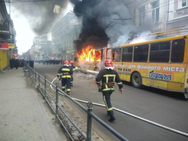 У Тернополі спалахнув тролейбус: десятки людей спостерігають за пожежею (ФОТО)