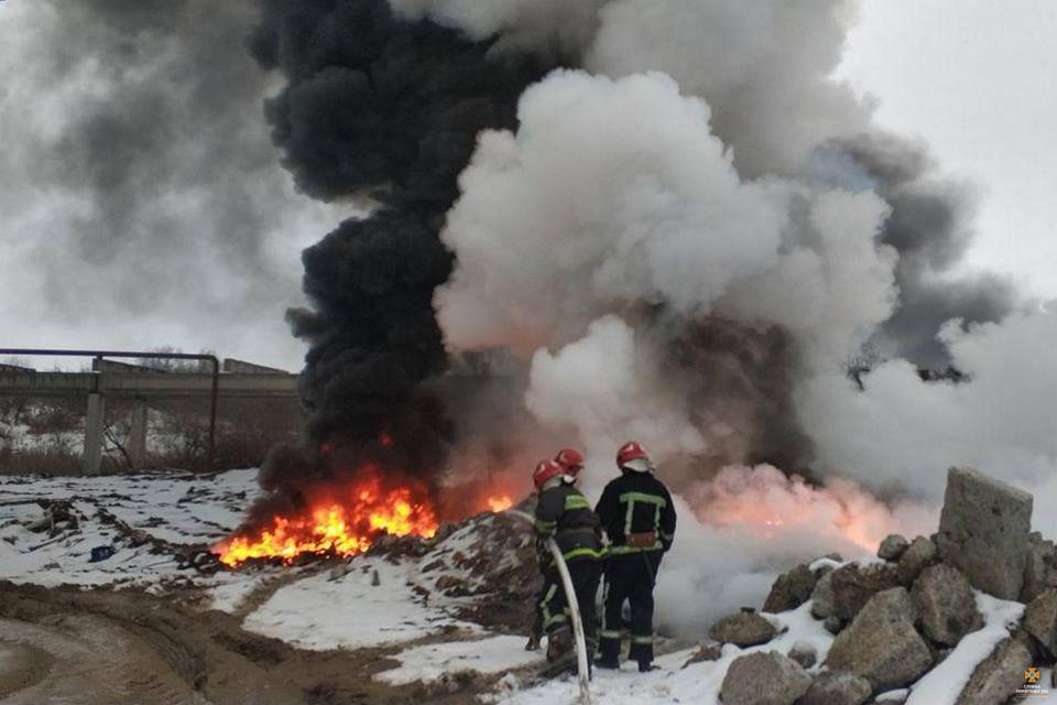 У Тернополі на руїнах заводу гасили пожежу