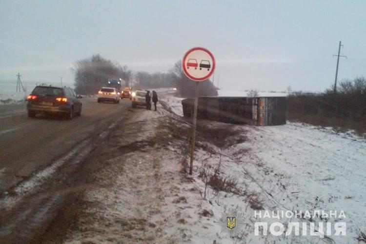 На дорозі Тернопіль-Франківськ жахлива аварія: зіткнулися фура і легківка, водій і дитина загинули (ФОТО)