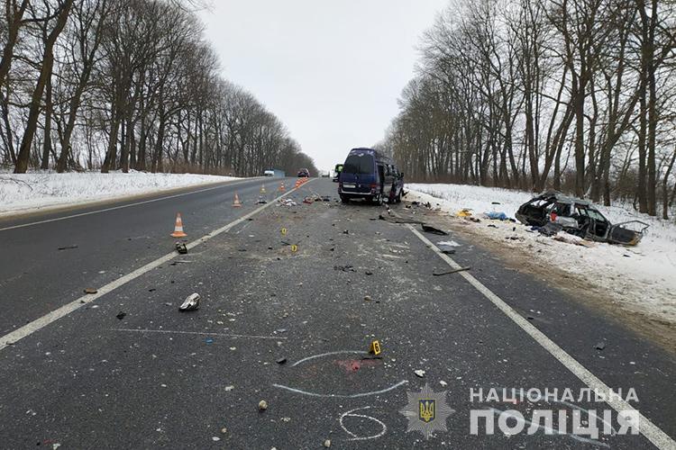 На трасі Львів-Тернопіль бус з пасажирами, які їхали у Берлін, потрапив у жахливу аварію (ФОТО)