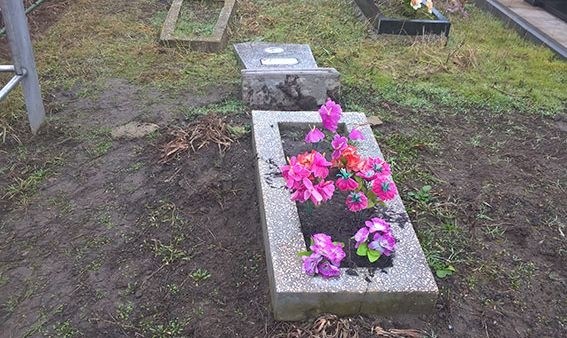 “Збагатитись за рахунок мертвих”: у Тернополі злодії крали бронзу із надгробків на Микулинецькому кладовищі