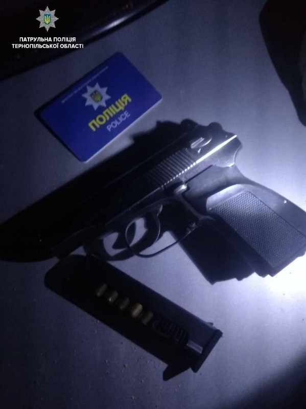У Тернополі затримали “фейкового” поліцейського, який порушив правила і був з пістолетом (ФОТО)