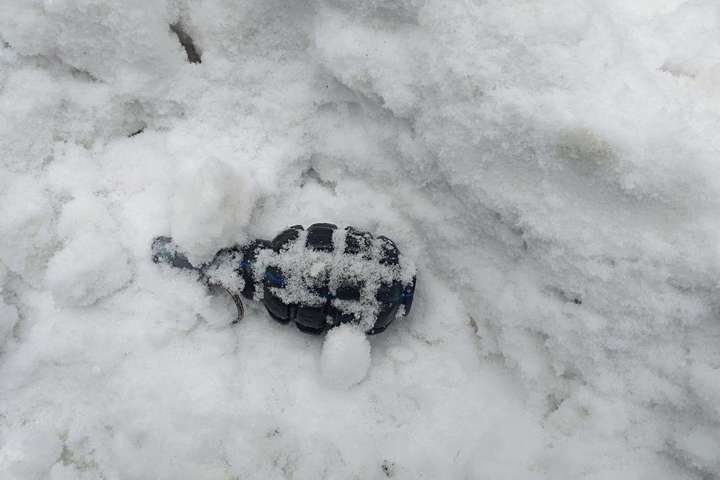 Небезпека у Тернополі: в снігу знайшли гранату