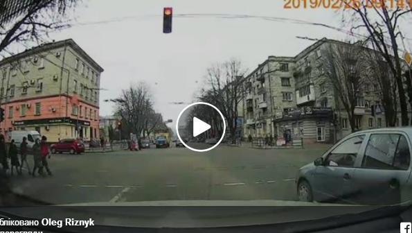 У Тернополі водій грубо порушив правила і потрапив в інтернет (ВІДЕО)