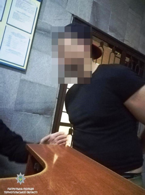 У Тернополі у барі чоловік поводився неадекватно. Викликали поліцію (ФОТО)