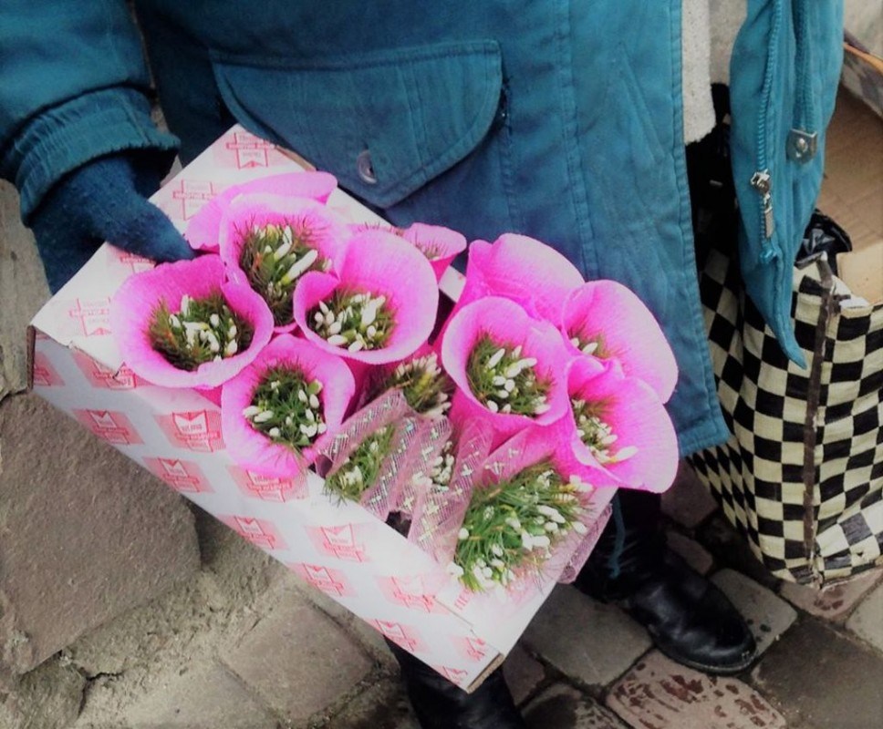 Зірвані та незаконні: у Тернополі торгували квітами з Червоної книги