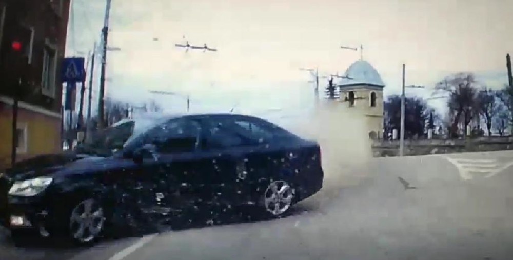У Тернополі під час дрифту водій розбив автомобіль (ВІДЕО)