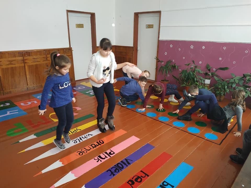 На Тернопільщині у школі розмалювали підлогу яскравими фарбами (ФОТО)