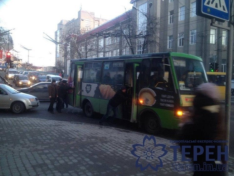 Конфуз у Тернополі: пасажири штовхали маршрутку (ФОТО)