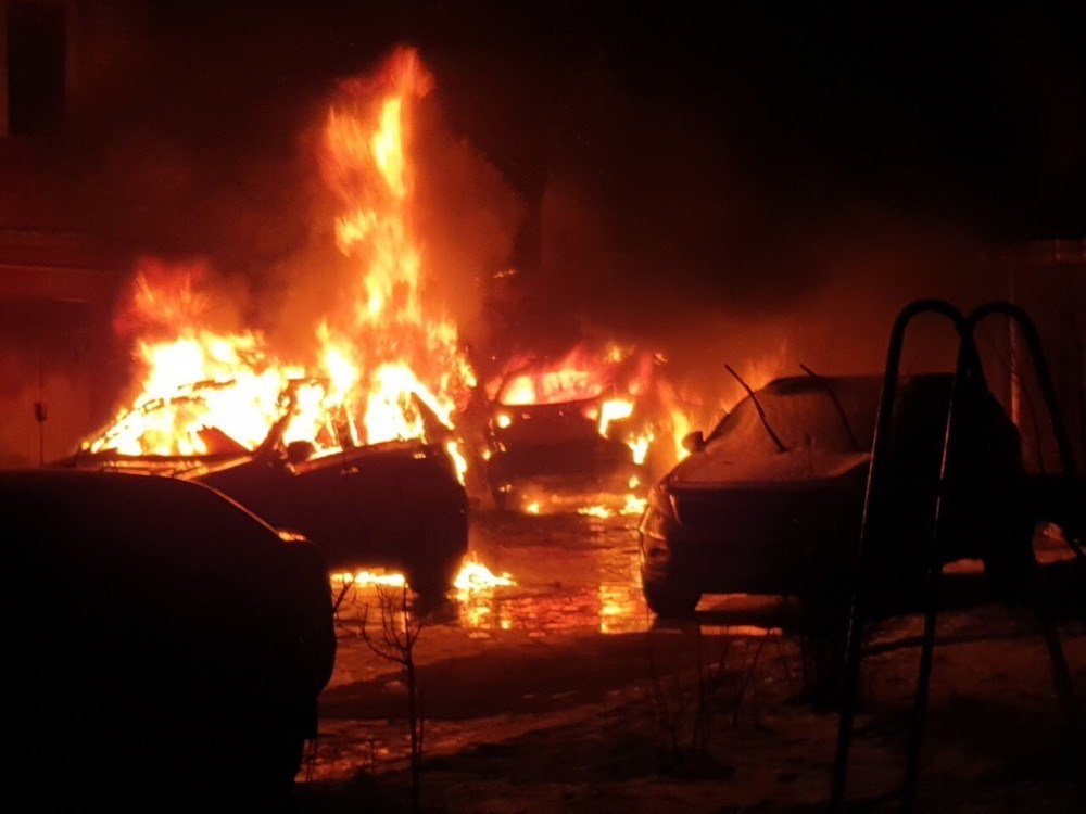 Показали відео, як у Тернополі вночі горіли автомобілі (ВІДЕО)