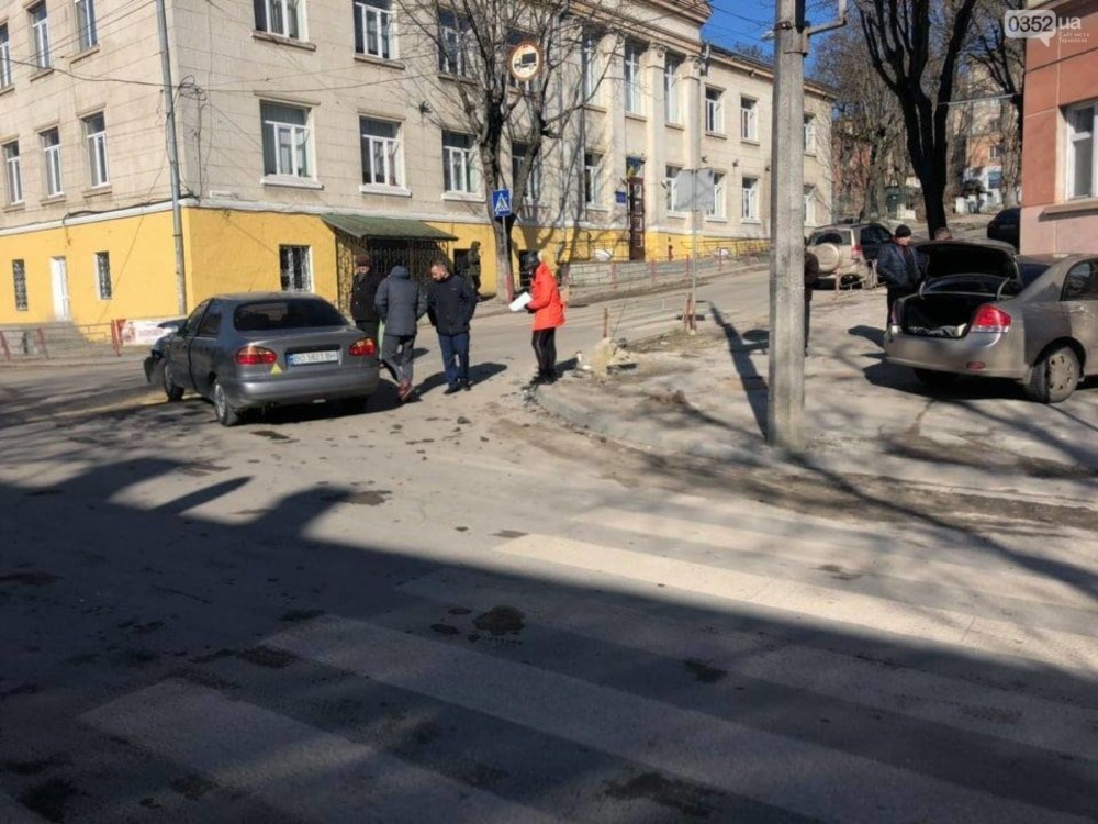 ДТП у Тернополі: автомобіль в’їхав у будинок (ФОТО)