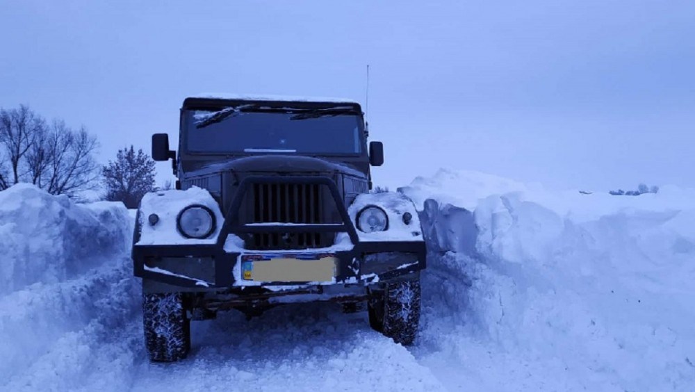 На Тернопільщині чоловік зі старого “ГАЗ-69” зробив потужний автомобіль, який долає снігові замети (ФОТО)