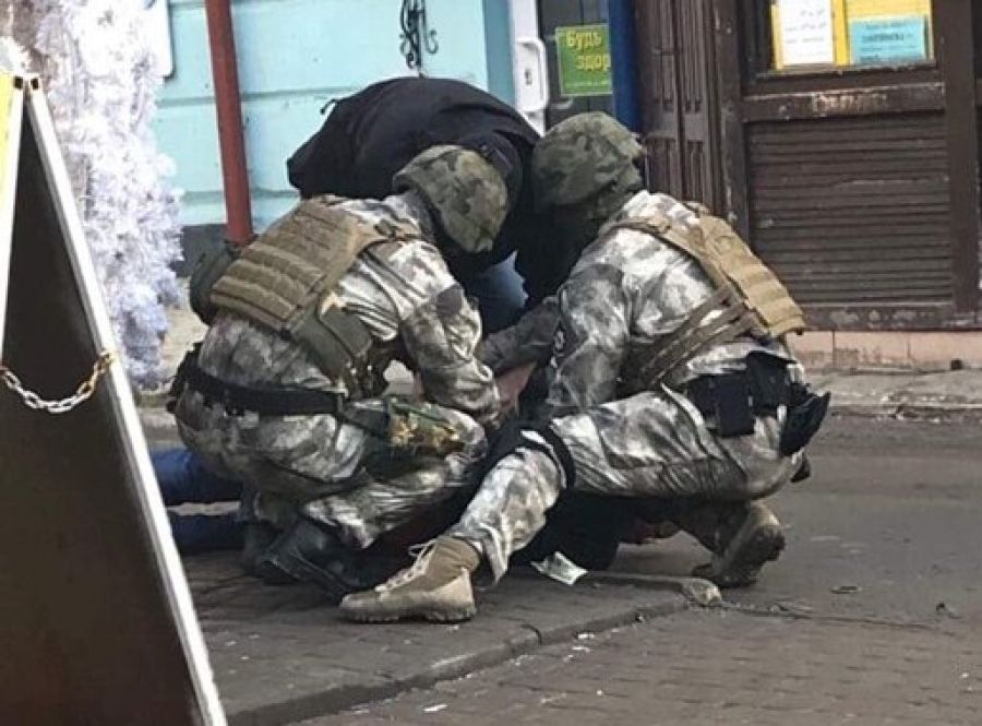 У Тернополі, як у фільмі: по вулиці літають гроші, люди у камуфляжі затримують чоловіка (ФОТО)