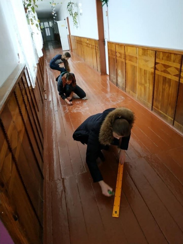 На Тернопільщині у школі розмалювали підлогу яскравими фарбами (ФОТО)