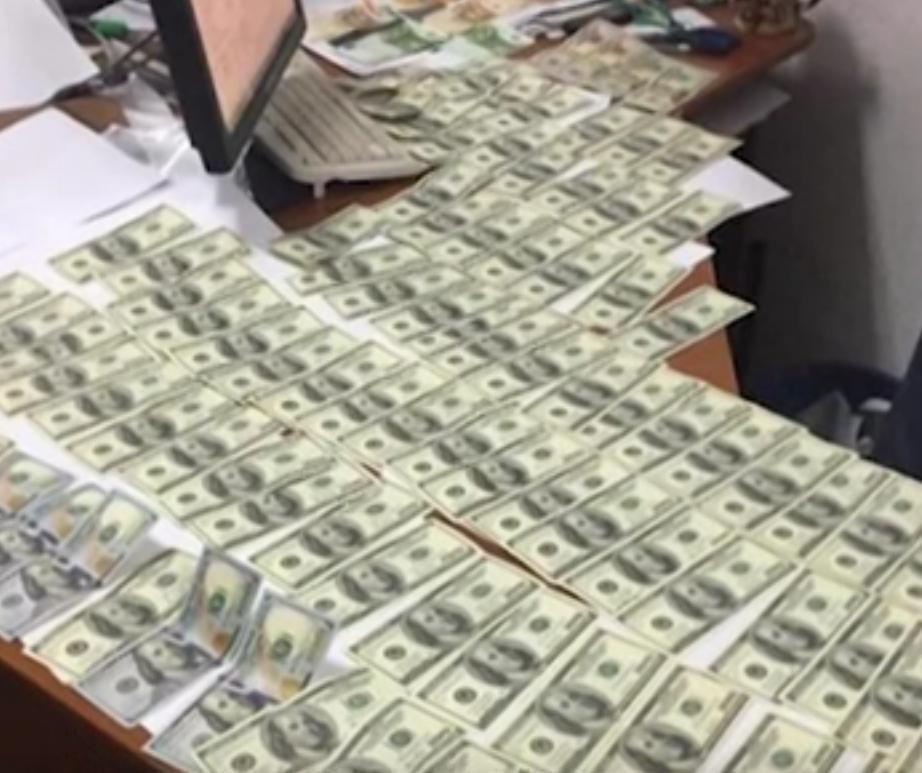 У кабінеті затриманого хабарника знайшли 10 тисяч доларів і стільки ж у гривнях (ВІДЕО)