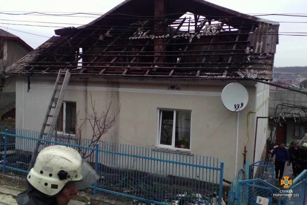 Пожежа будинку на Тернопільщині: рятувальники гасили вогонь майже дві години (ФОТО)
