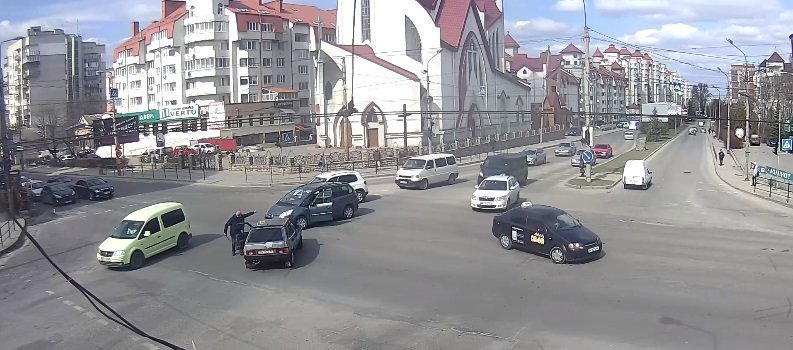 “Махач” у Тернополі на дорозі: агресивний водій витягнув биту до порушника правил (ВІДЕО)