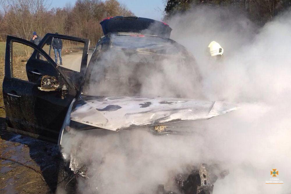 На Тернопільщині на дорозі згорів автомобіль “Хюндай Санта Фе” (ФОТО)