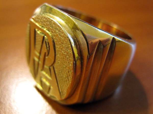 Тернополянин віддав шахраю за “золотий” перстень 150 літрів пального та 200 гривень