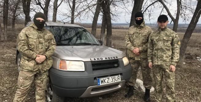 На Тернопільщині священики передали військовим позашляховик (ФОТО)