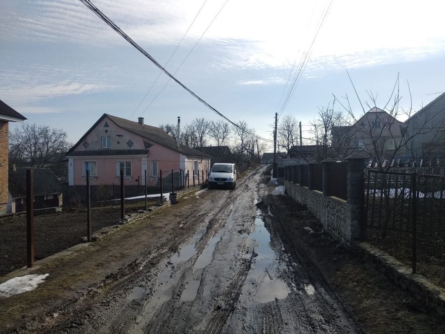 Ймовірна небезпека: на Тернопільщині «повисли» електричні дроти (ФОТО)