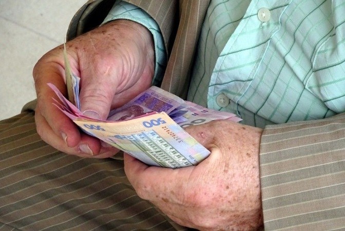 Скільки українців мають пенсію більше 10 тисяч гривень