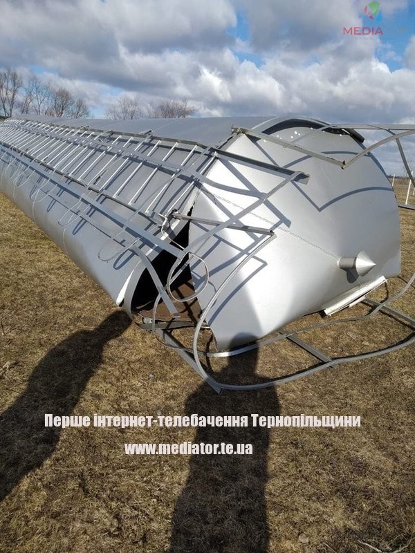 На Тернопільщині сильний вітер повалив водонапірну вежу (ФОТО)
