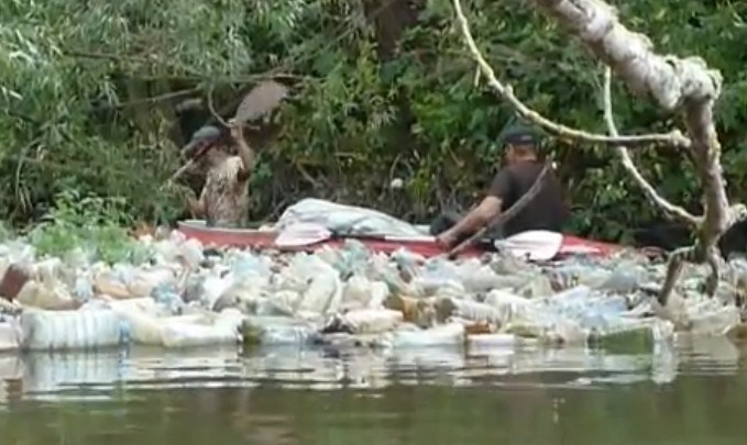 Непролазні хащі пластику, як в Індонезії: показали жахливий стан однієї з річок Тернопільщини (ВІДЕО)
