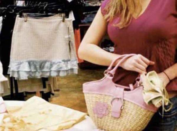 Шопінг без грошей: у Тернополі 19-річна дівчина вкрала з магазину багато одягу