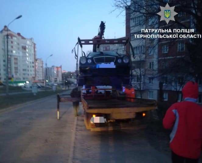 У Тернополі водій порушив правила і патрульні забрали “Мерседес” (ФОТО)