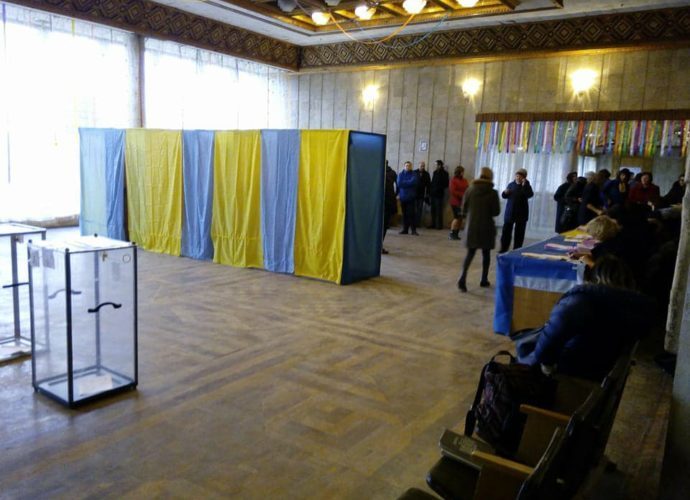 За “селфі” з виборчим бюлетенем українцям загрожує тюрма