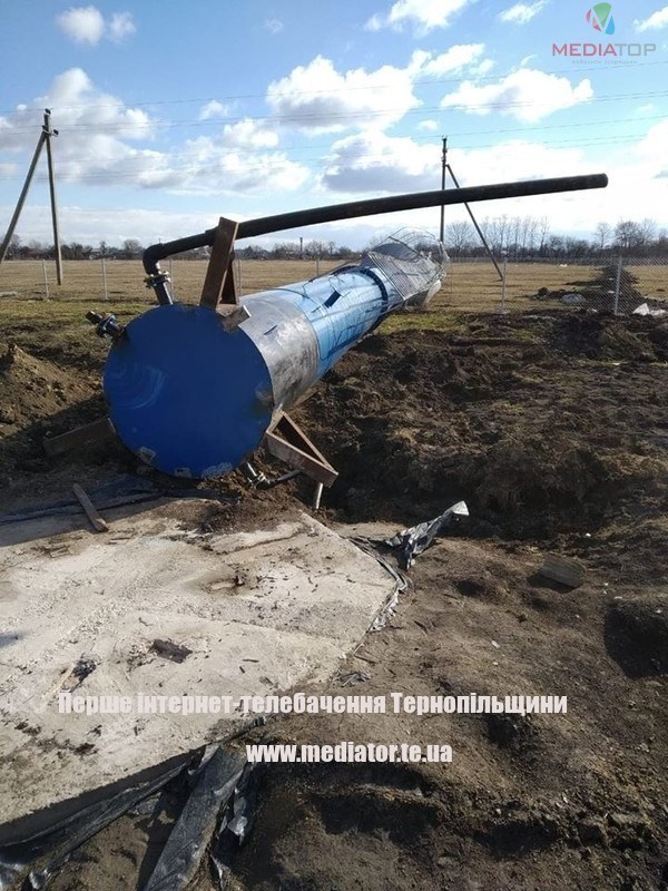 На Тернопільщині сильний вітер повалив водонапірну вежу (ФОТО)