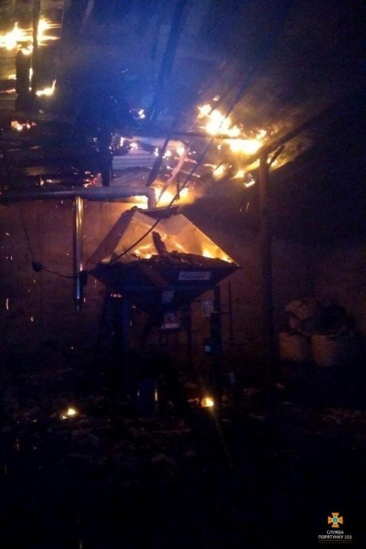 На Тернопільщині горіло вугілля: рятувальники гасили дуже складну пожежу (ФОТО)