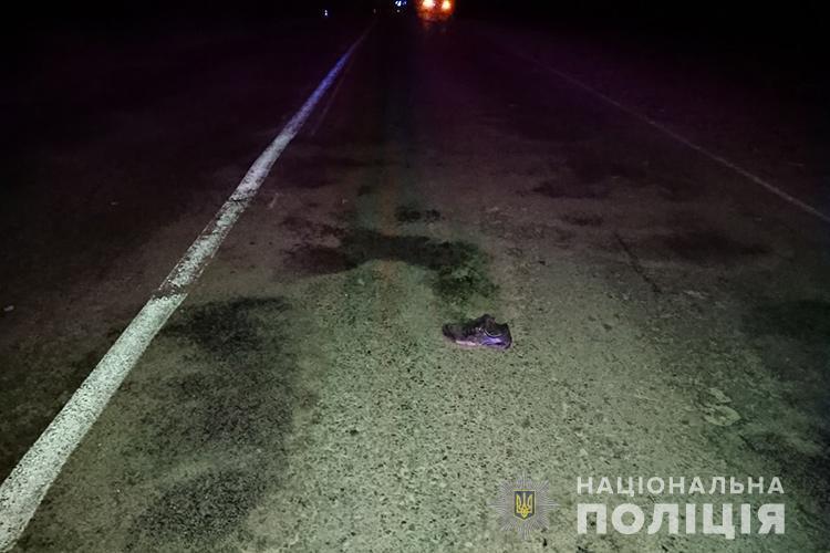 Смертельна аварія на Тернопільщині: водій на “Мерседесі” збив чоловіка, що стояв посеред дороги (ФОТО)