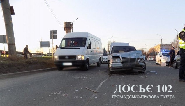 Масштабна аварія біля Тернополя: зіткнулися два “Мерседеси” і вантажівка (ФОТО)