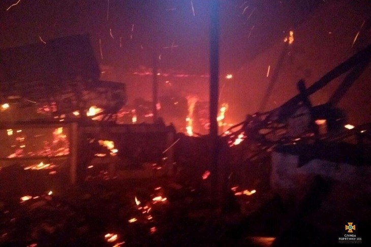 На Тернопільщині горіло вугілля: рятувальники гасили дуже складну пожежу (ФОТО)