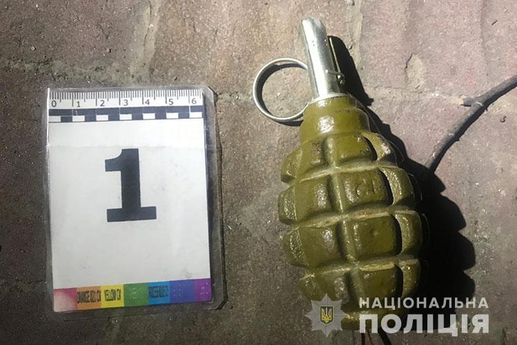 У Тернополі біля дитячого майданчику знайшли гранату Ф-1 (ВІДЕО)