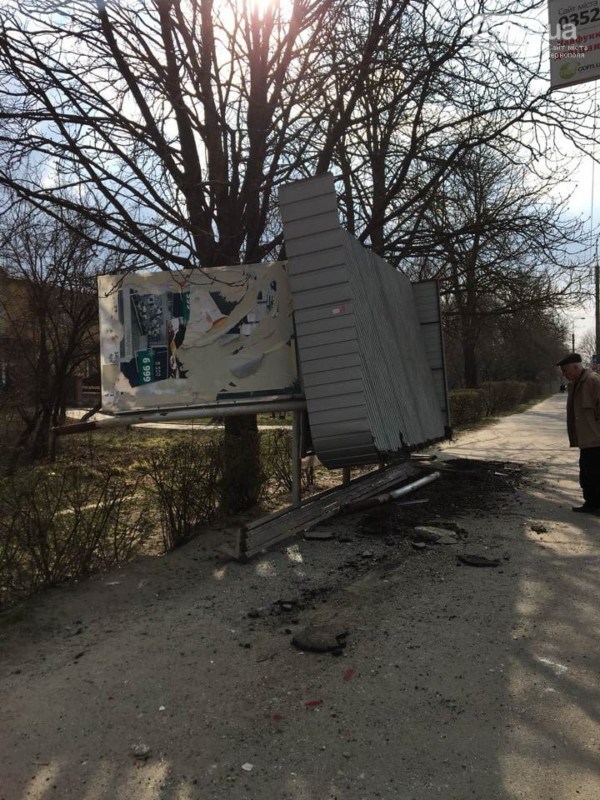 У Тернополі водій на шаленій швидкості заїхав на тротуар та зніс зупинку з людьми (ФОТО)