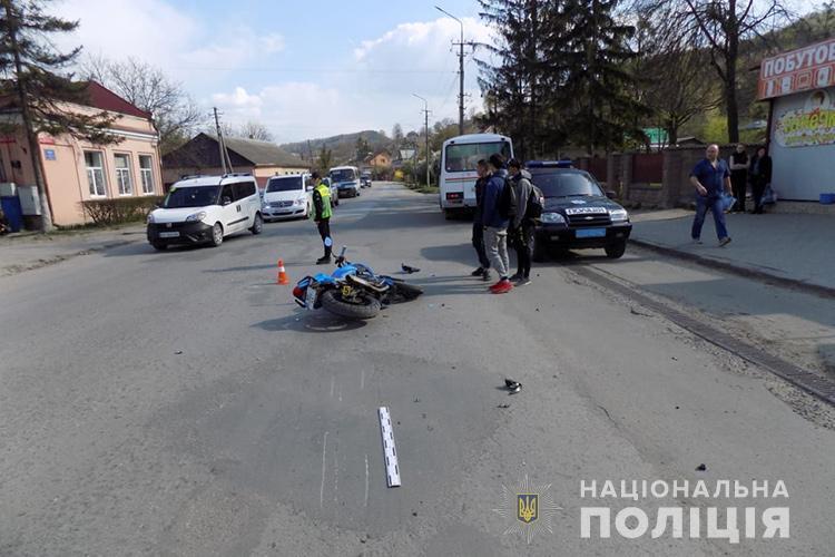 На Тернопільщині водій на мотоциклі збив жінку із маленькою дитиною (ФОТО)